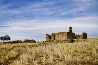 Avustralya 'nın taşrasında kırsal kalıntılar, eski bina ve açık gökyüzü..