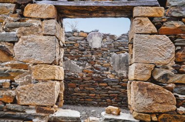 Güney Avustralya kırsalında, Flinders Sıradağları 'nda bulunan bir binanın kalıntıları.