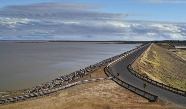 Maraboon Gölü, Queensland 'ın Avustralya' daki ikinci büyük gölüdür. Nogoa Nehri 'nin karşısındaki Fairbairn Barajı..