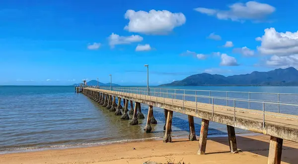 Pier Pontile Una Piccola Città Turistica Costiera Nel Queensland Settentrionale — Foto Stock