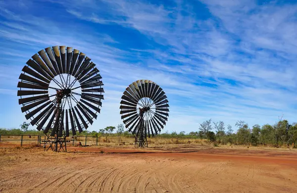ノーザンテリトリーオーストラリアの背後にある2つの大きな風車 — ストック写真