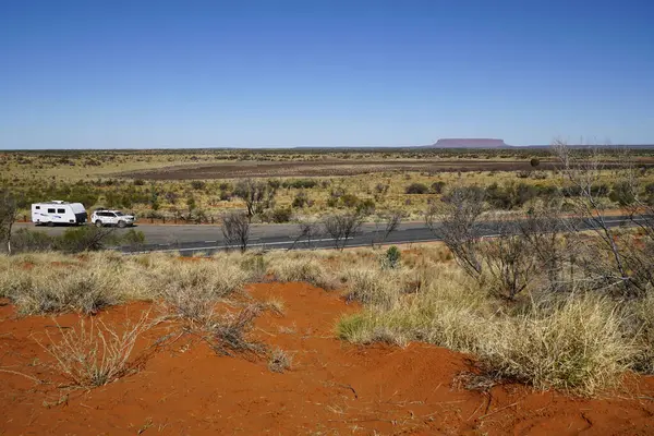 Avlägsen Utsikt Över Mount Conner Med Lasseter Highway Centrala Outback — Stockfoto