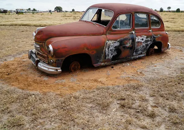 在澳大利亚昆士兰州内地发现的旧车 旧式老旧生锈的被遗弃汽车 — 图库照片#