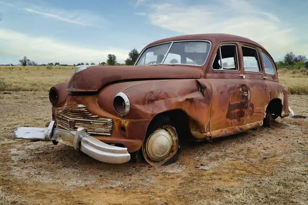 在澳大利亚昆士兰州内地发现的旧车 一辆旧的老旧生锈的被遗弃汽车 — 图库照片#