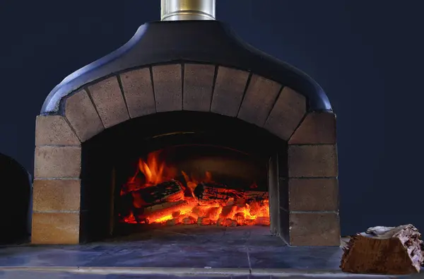 Stone Pizza Uuni Lämpenee Valmis Ruoanlaittoon Pizza — kuvapankkivalokuva