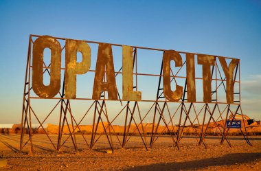 Coober Pedy, Güney Avustralya, Avustralya, 23 Haziran 2024: Bir maden kasabası. Opal kasabası Coober Pedy için şehir tabelasının fotoğrafı.