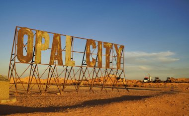 Coober Pedy, Güney Avustralya, Avustralya, 23 Haziran 2024: Bir maden kasabası. Opal kasabası Coober Pedy için şehir tabelasının fotoğrafı.