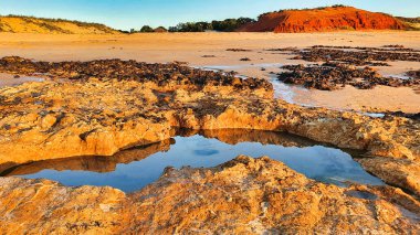 Batı Avustralya Barn Hill bölgesinde güzel bir günbatımı. Barn Hill İstasyonu, Batı Avustralya 'da, Broome' un güneyinde Hint Okyanusuna bakan bir plajdır.