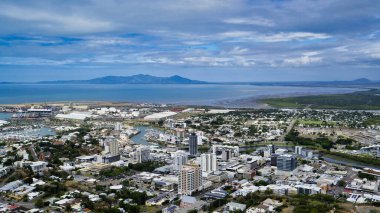 Castle Hill, Townsville 'in merkezinde gururla duran dev bir granit heykel. Castle Rock 'tan şehrin manzarası.