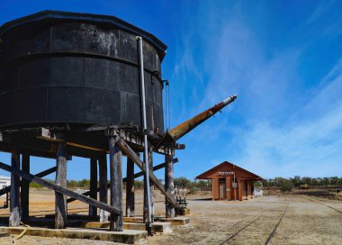 Kuzey Queensland, QLD, Avustralya 'daki Almaden tren istasyonunda eski bir su tankının görüntüsü