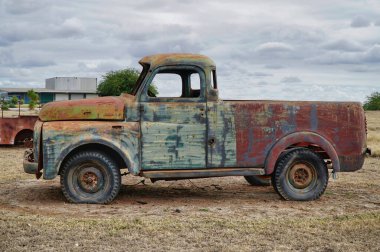 Queensland Avustralya 'nın taşrasında bulunan eski hurda araba. Eski, paslı, terk edilmiş bir araba. .