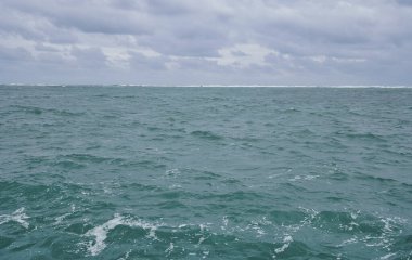 Batı kıyısı, Batı Avustralya, Hint Okyanusu tarafından yıkanır. Batı Avustralya, Lancelin sahilinden okyanus manzarası