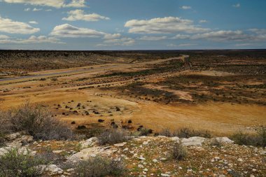 Woodleigh çarpışma krateri Batı Avustralya 'da Shark Bay yakınlarında bulunan büyük bir meteor çarpması krateridir ve Avustralya' nın en büyük çarpışma kraterlerinden biri olarak kabul edilir.