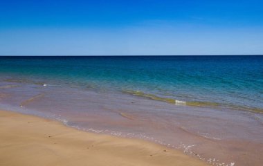 Ahır Tepesi İstasyonu 'ndan güzel Hint Okyanusu' nun engin engin manzarasına bakın. Işıldayan mavi suları gözün alabildiğince uzanıyor..