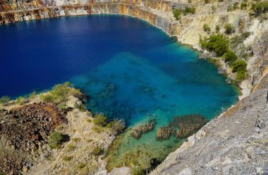 Queensland, Avustralya 'da açık bir maden ocağı. Selwyn Sıradağları 'nda, Cloncurry ve Isa Dağı arasında yer almaktadır. Avustralya 'nın en eski madenlerinden biri olan milyonlarca ton uranyum cevheri üretti..