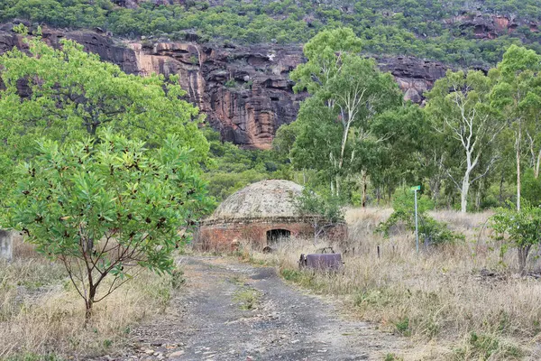 Mulligan Dağı 'ndaki kalıntıların görüntüsü, dramatik bir dağ zeminine karşı eski yapıların kalıntıları. Queensland 'in en kötü madencilik felaketi.