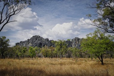 Chillagoe, doğal harikalar ve kireçtaşı mağaralarının eşsiz karışımıyla popüler bir turizm merkezidir.