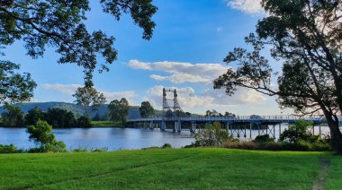 Maclean, New South Wales, Avustralya 'daki Clarence Nehri üzerindeki McFarlane Köprüsü manzarası.