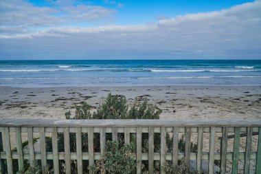 Eight Mile Creek 'teki ahşap bir patikadan kumsal manzarası Avustralya' nın Güney Avustralya eyaletinde yer almaktadır..