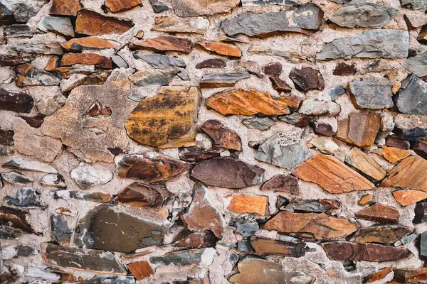 Kalıplı Taş Duvar: Eski bir çiftlik evinin pürüzlü tuğla kalıbı duvarı