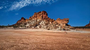 Gökkuşağı Vadisi 'nin kumtaşı kayalıklarından ve kayalıklardan oluşan renkli kayaları. Avustralya 'nın Kuzey Bölgesi Alice Springs' in güneyinde bulunan James Sıradağları 'nın bir parçasıdır..