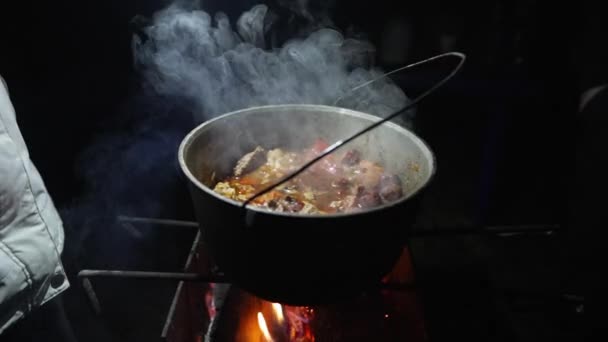 Slow Motion Video Cauldron Cooking Soup While Standing Grill Heated — Vídeos de Stock