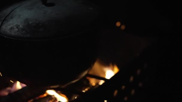 Fokus Lembut Pada Kaldron Besi Cor Dengan Tutup Berdiri Atas — Stok Video