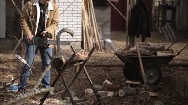 Young Man Sawing Branches Sawhorse Chainsaw — Vídeo de Stock