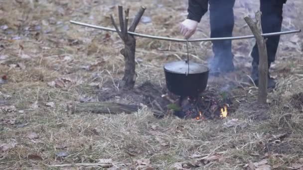 Man Prepares Food Cast Iron Cauldron Hangs Open Fire — Wideo stockowe