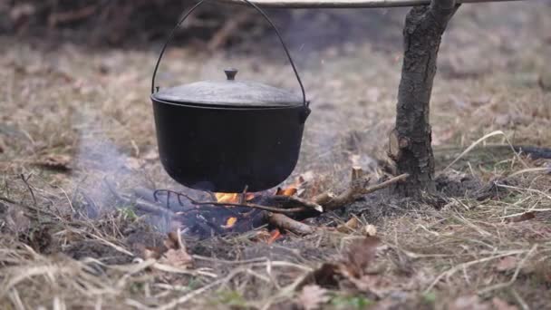 Tourist Food Which Cooked Cast Iron Cauldron Fire Field Conditions — Stockvideo