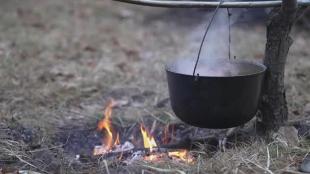 Een Gietijzeren Ketel Met Voedsel Gekookt Vuur Koelt Van Haard — Stockvideo