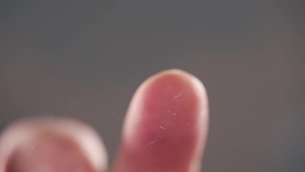 Männlicher Finger Drückt Auf Einen Punkt Der Flüssigkeit Vor Der — Stockvideo