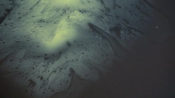 Медленное Движение Пузырящейся Желтой Краски Мокрой Поверхности Заполняющей Всю Раму — стоковое видео