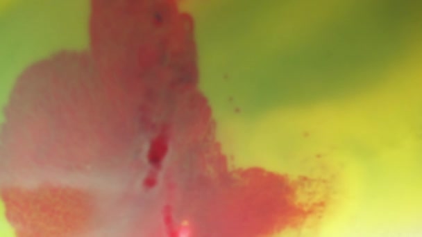 赤い液体は黄緑色に小さな滴で追加され それと混合されます — ストック動画
