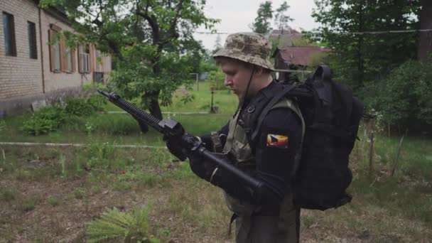 Hombre Con Munición Militar Comprueba Presencia Cartuchos Rifle — Vídeo de stock