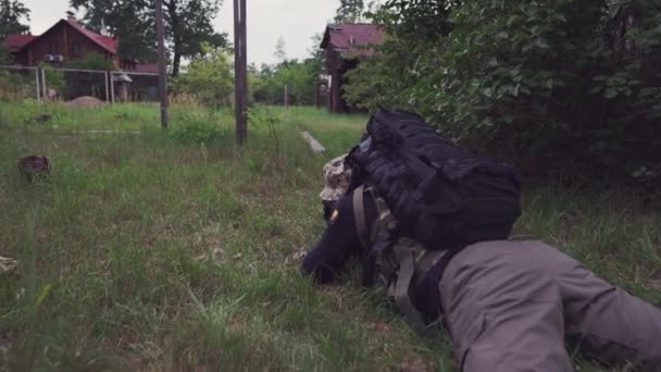 横になって軍の制服を着た男 — ストック動画