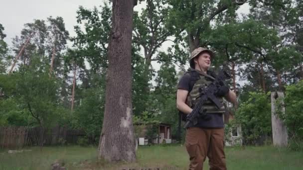 Seorang Pria Dengan Senjata Dalam Seragam Militer Ringan Berdiri Menjaga — Stok Video