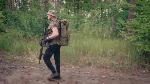 Soldat Mercenaire Patrouillant Sur Route Inspectant Les Environs — Video