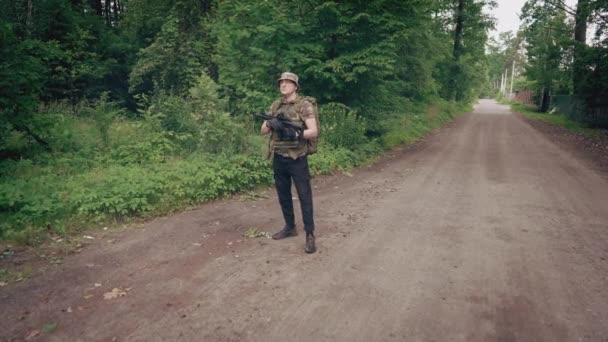 Voják Nebo Žoldák Který Hlídá Oblast Nabíjí Pušku Prochází Okolí — Stock video