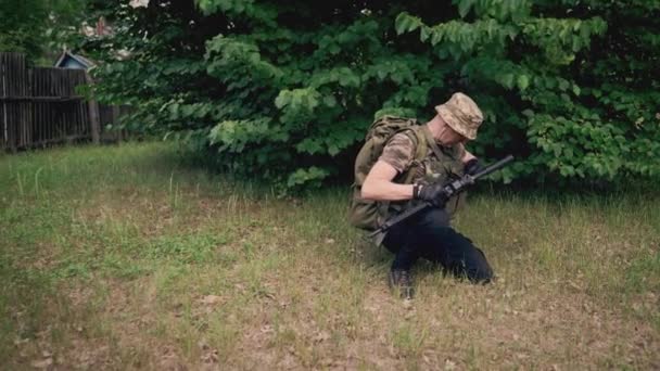 Egy Katona Vagy Zsoldos Leveszi Hátizsákját Leteszi Puskáját Úgy Dönt — Stock videók
