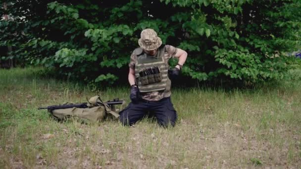 Trött Soldat Tar Sig Sin Tallriksvagn Och Andas Suck Lättnad — Stockvideo
