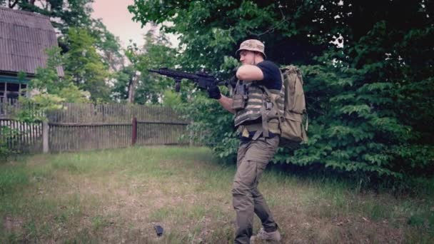 군복을 군인이나 용병은 이동중인 잡지를 바꾸기 훈련을 — 비디오