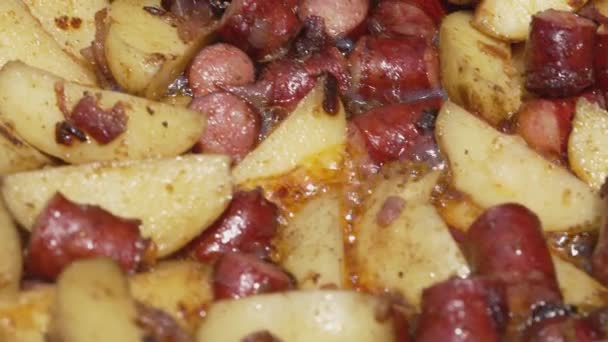 Zbliżenie Kiełbasek Ziemniaków Gotowanych Dużej Patelni — Wideo stockowe