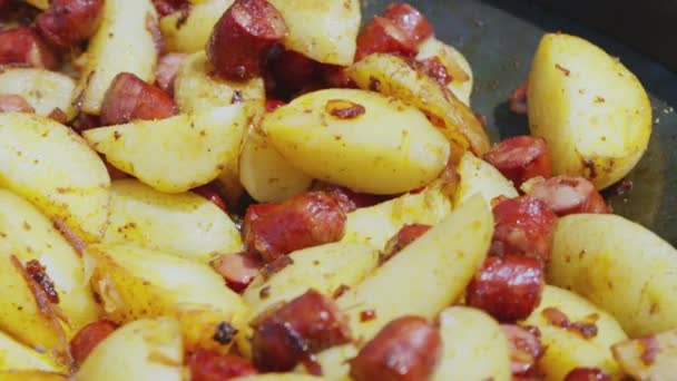 Μεγάλο Υπαίθριο Τηγάνι Πατάτες Και Λουκάνικα Μαγειρεμένα Βραστό Λάδι — Αρχείο Βίντεο