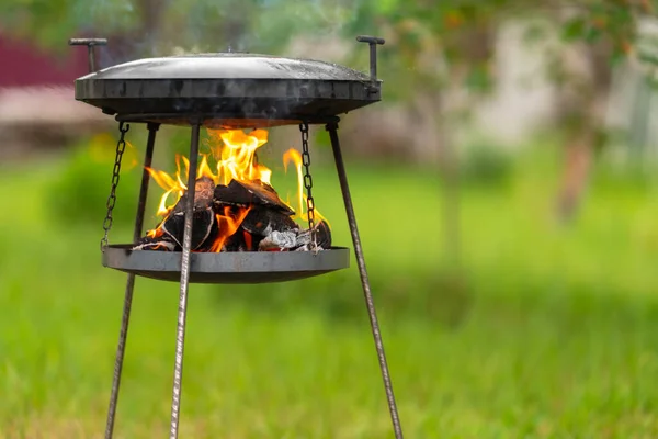 Nagy Piknik Serpenyő Alatta Tűzzel Főzéshez Vagy Sütéshez — Stock Fotó