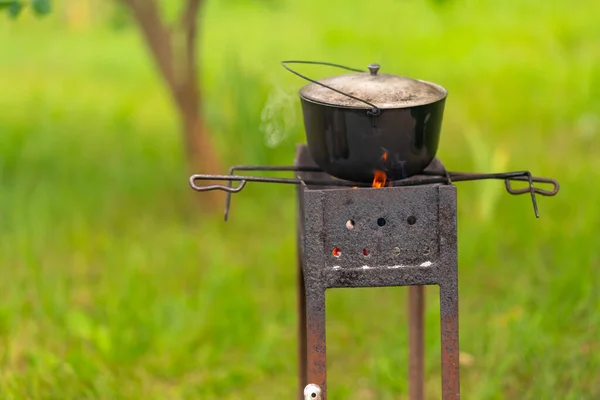 Brazier Nyári Kertben Ahol Van Egy Üstöt Főtt Élelmiszer Tűz — Stock Fotó