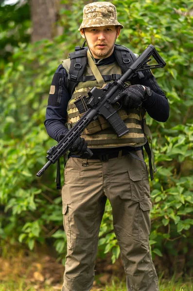 Immagine Figura Intera Soldato Mercenario Uniforme Militare Con Armi Automatiche — Foto Stock