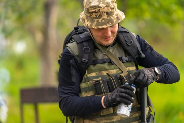 Homem Uniforme Militar Armadura Com Uma Mochila Abre Uma Lata — Fotografia de Stock