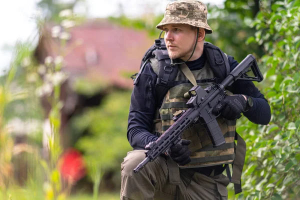 Otomatik Silahlı Bir Asker Paralı Asker Hafif Teçhizatla Etrafa Bakar — Stok fotoğraf