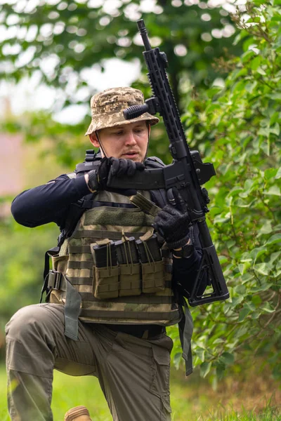 Soldier Light Uniform Reloads Rifle Crouching One Knee — Stock Photo, Image